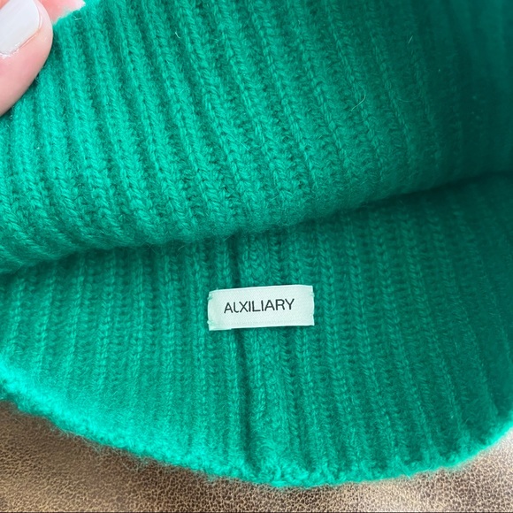 Kelly Green Aritzia Beanie 100% Cashmere - Picture 2 of 3